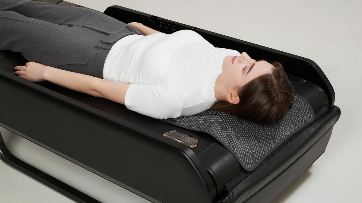 Ceragem Master V7 thermal massage bed spinal therapy session with user lying flat during automated massage treatment