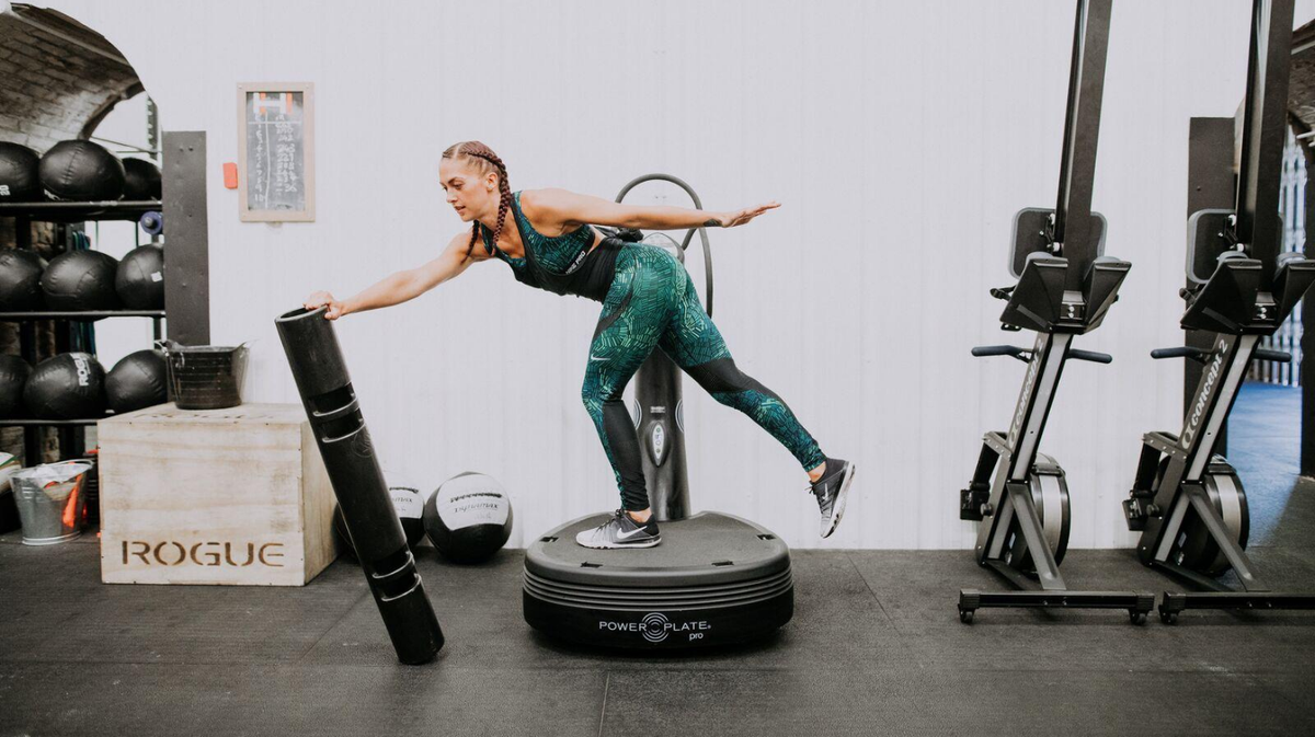 Athlete performing balance and mobility training exercise on Power Plate pro5 whole body vibration platform